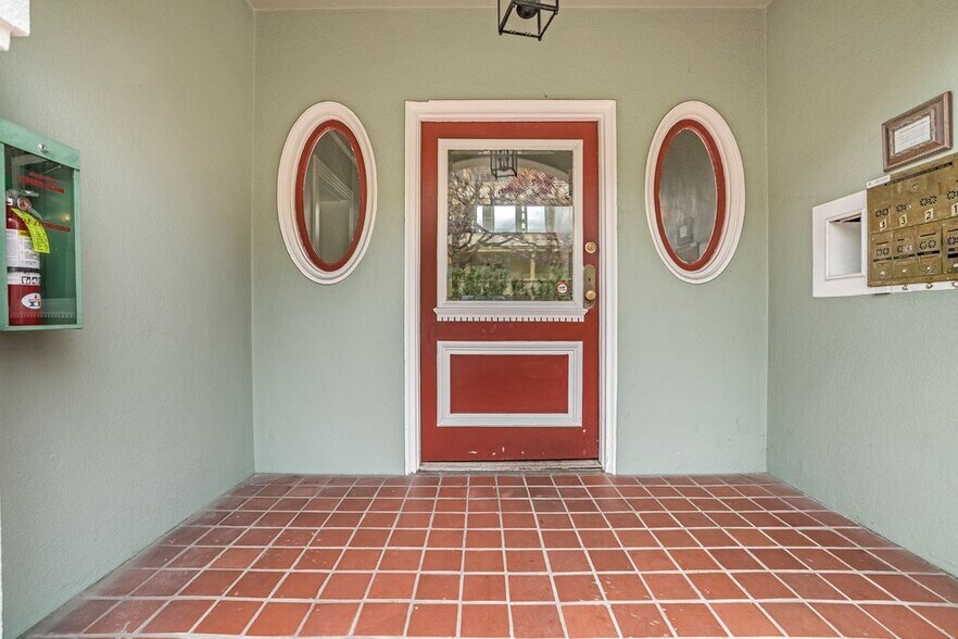 More Photos Of 95 Moss Ave, Oakland Apartments For Sale