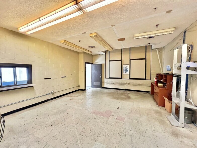 More Photos Of 521 S Market St, Galion Manufacturing For Lease