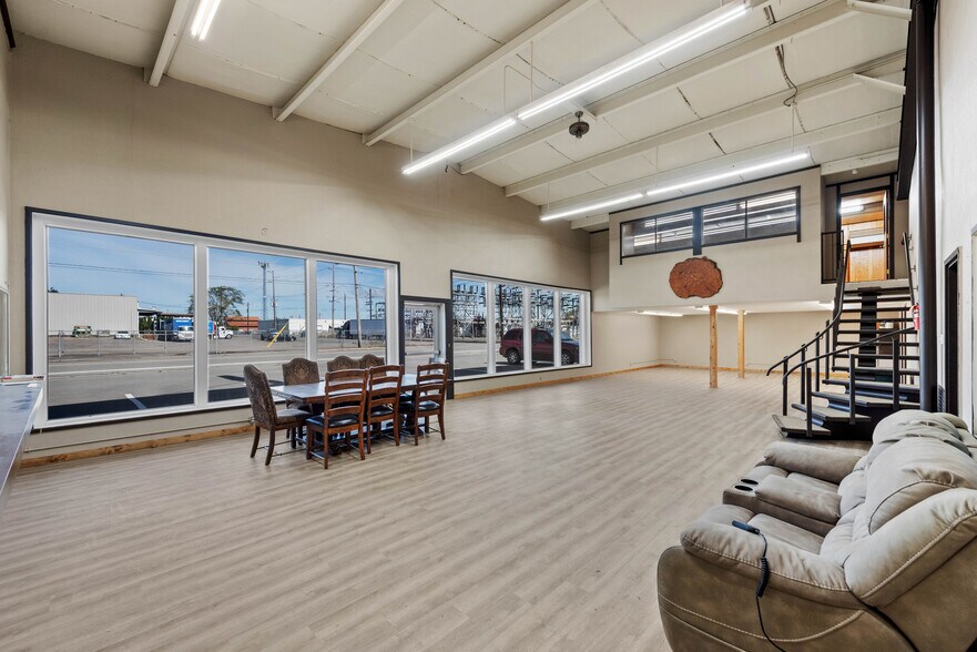More Photos Of 225 W Lockhart Ave, Coos Bay Warehouse For Sale