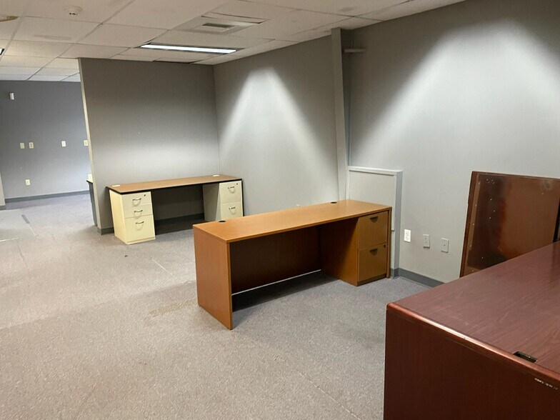 More Photos Of 709 Erie Blvd W, Syracuse Office For Lease