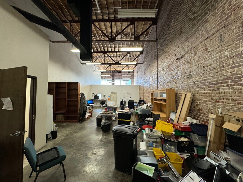 More Photos Of 258 Poplar Ave, Memphis Storefront Retail Office For Lease