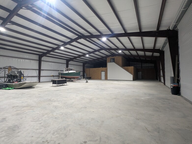 More Photos Of 7245 FM 1006 Rd, Orange Warehouse For Lease