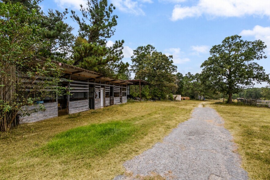More Photos Of 5611 Rockin L Ln, Navasota Lodge Meeting Hall For Sale