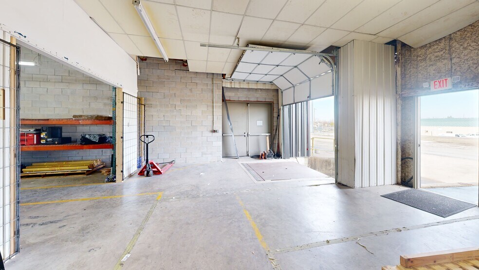 More Photos Of 555 N 13th St, Rogers Warehouse For Lease