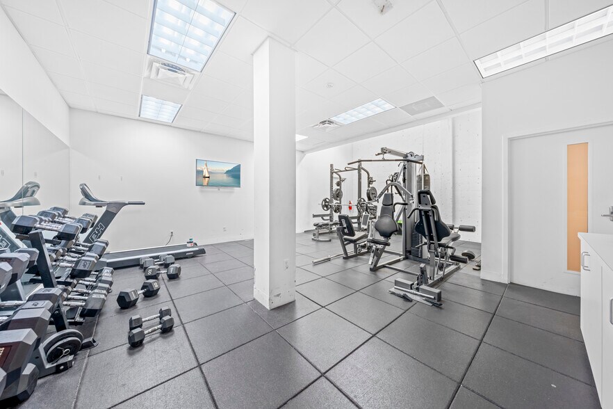 More Photos Of 2500 NW 39th St, Miami Light Distribution For Sale