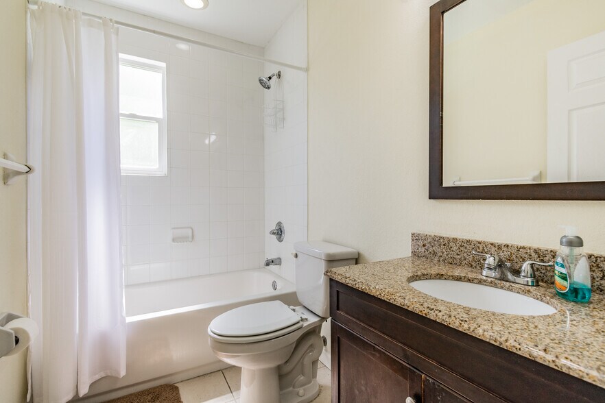 More Photos Of 2706 Stallone Dr, Tampa Office Residential For Lease