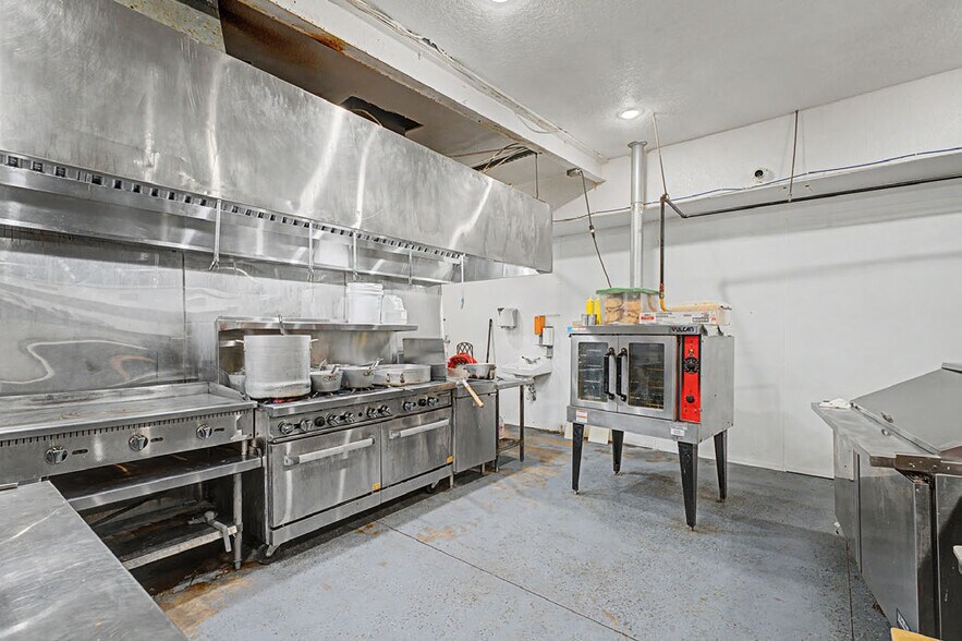 More Photos Of 111 W Bean St, Lincoln General Retail For Sale