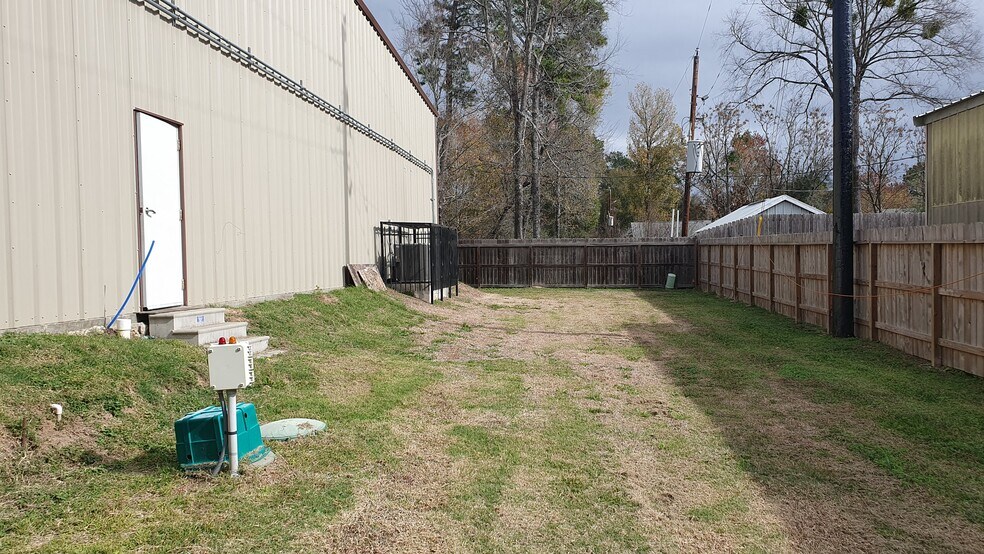 More Photos Of 7511 Oak Bluff Dr, Magnolia Warehouse For Lease