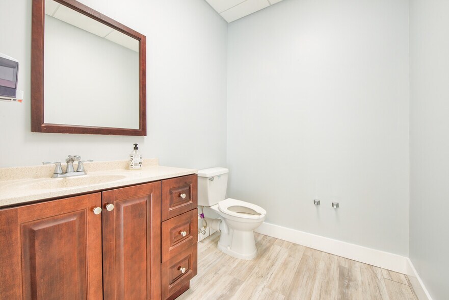 More Photos Of 135 San Lorenzo Ave, Coral Gables Office For Sale