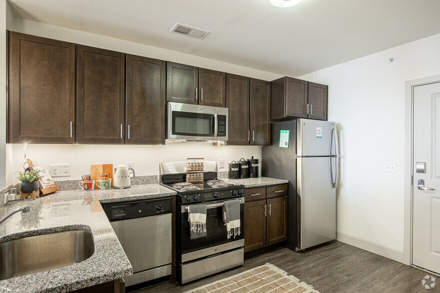 More Photos Of 165 W McMillan St, Cincinnati Apartments For Lease