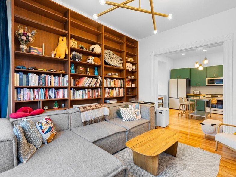 More Photos Of 1305 SE Belmont St, Portland Office For Sale