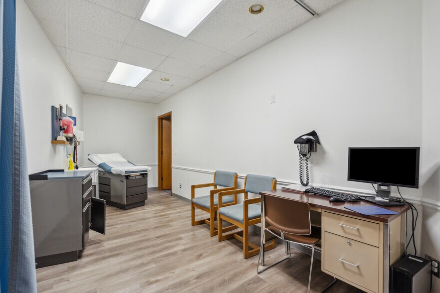 More Photos Of 305 E San Marnan Dr, Waterloo Medical For Sale