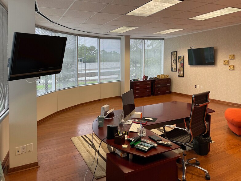 More Photos Of 15425 North Fwy, Houston Office For Lease