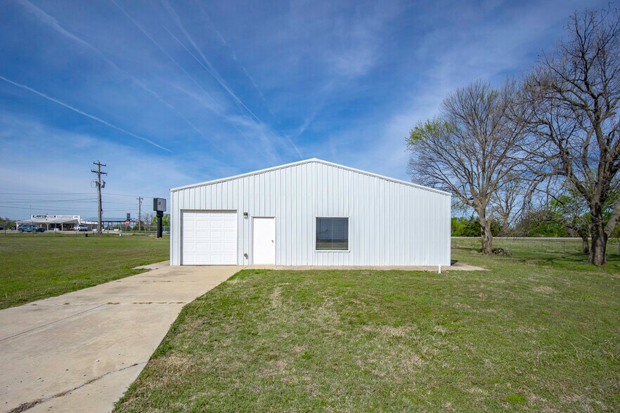 More Photos Of 6121 Highway 177, Shawnee Warehouse For Lease