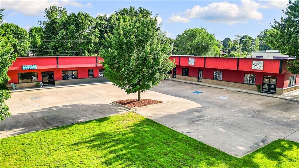 More Photos Of 201-229 Lee Town Rd, Pea Ridge Storefront For Sale