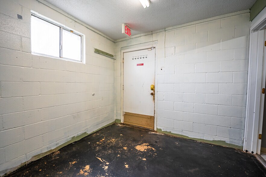 More Photos Of 7050 US Highway 87, San Antonio General Retail For Sale