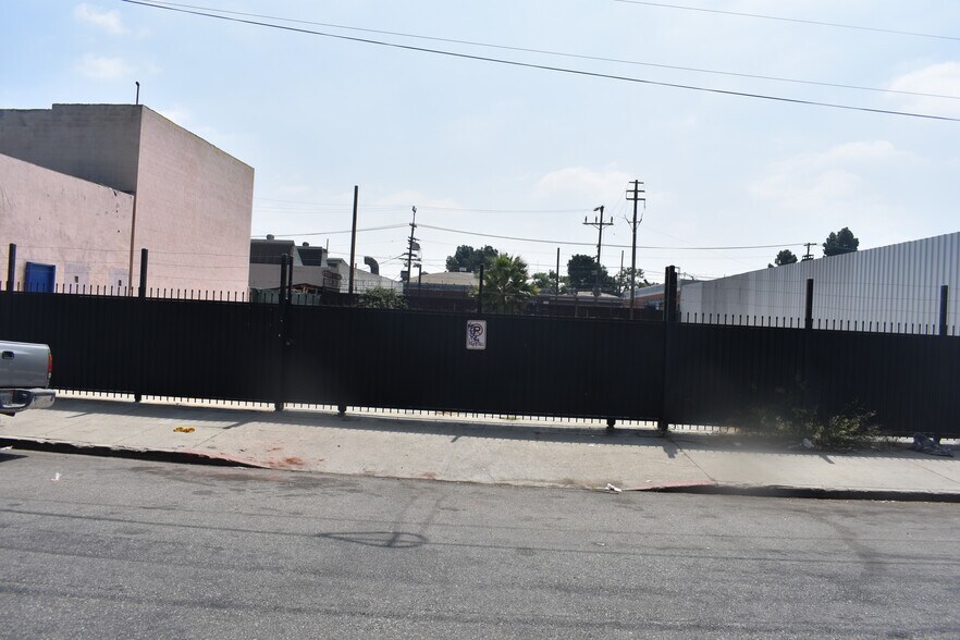 More Photos Of 228 E 57th St, Los Angeles Land For Lease