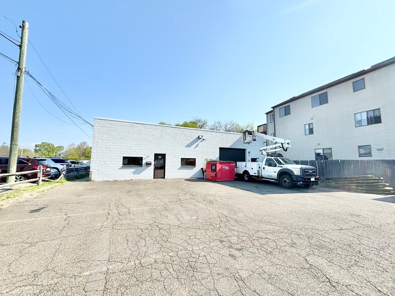 More Photos Of 20 Crescent St, Stamford Warehouse For Sale