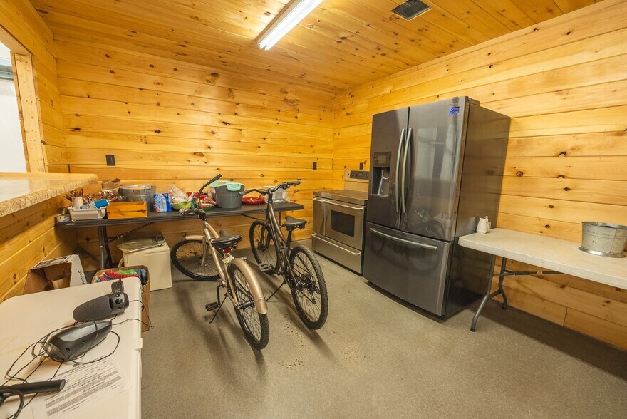 More Photos Of 118 First Ave, Hampton General Retail For Sale