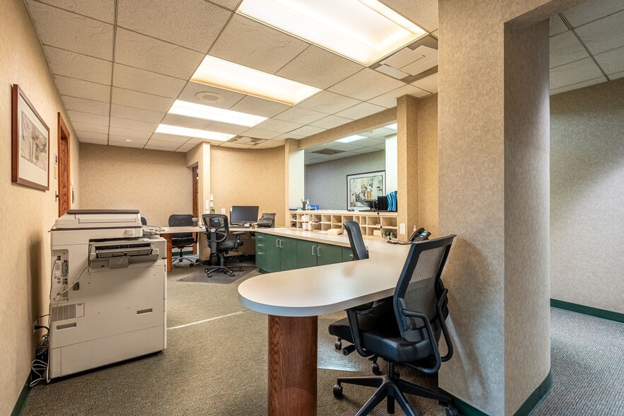 More Photos Of 1303 Macom Dr, Naperville Medical For Lease