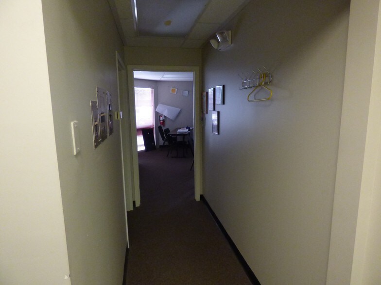 More Photos Of 8-20 Worthington Access Dr, Maryland Heights Flex For Lease