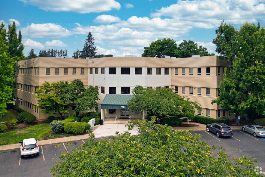 Primary Photo Of 911 Country Club Rd, Eugene Office For Lease