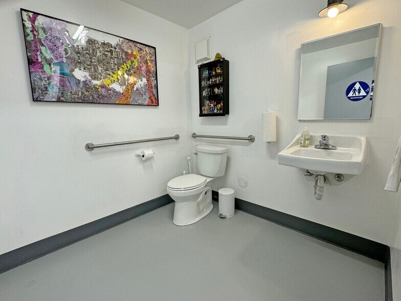 More Photos Of 1190B Shafter Ave, San Francisco Warehouse For Sale