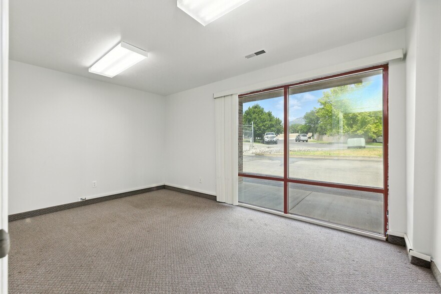 More Photos Of 376-384 Commerce Loop, Orem Manufacturing For Lease