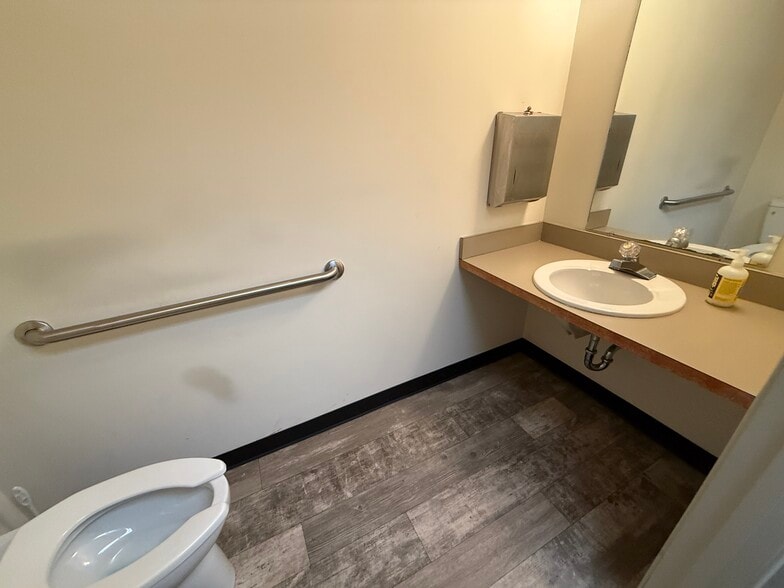 More Photos Of 403 Chatham Sq, Fredericksburg Office For Sale