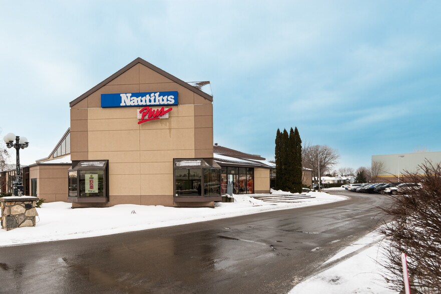 More Photos Of 47 Boul Saint-Jean-Baptiste, Châteauguay Sports And Entertainment For Lease