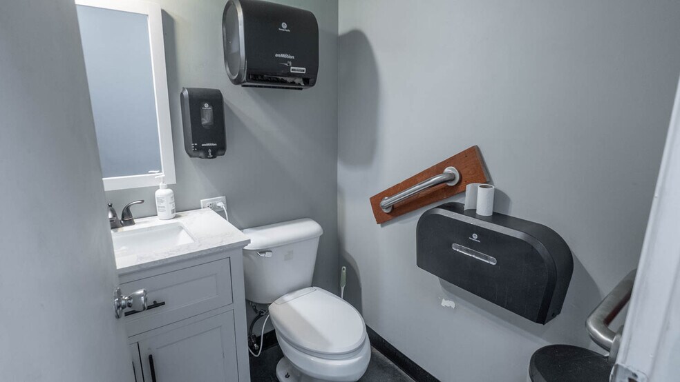 More Photos Of 746 US-63 Hwy, Mammoth Spring General Retail For Sale