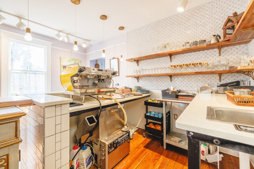 More Photos Of 9 W 43rd St, Savannah Office For Lease