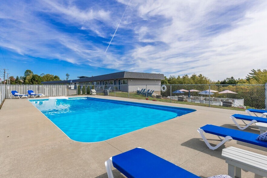 More Photos Of 2041 Harpswell Islands Rd, Bailey Island Hotel For Sale