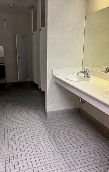 More Photos Of 2378 Wilshire Blvd, Mound Warehouse For Lease