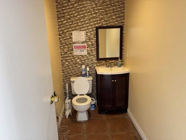More Photos Of 2950 E Flamingo Rd, Las Vegas Office For Sale