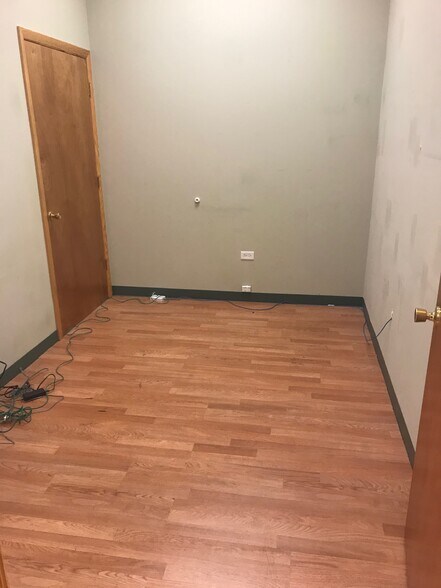 More Photos Of 1340-1360 N Green Bay Rd, Waukegan General Retail For Sale