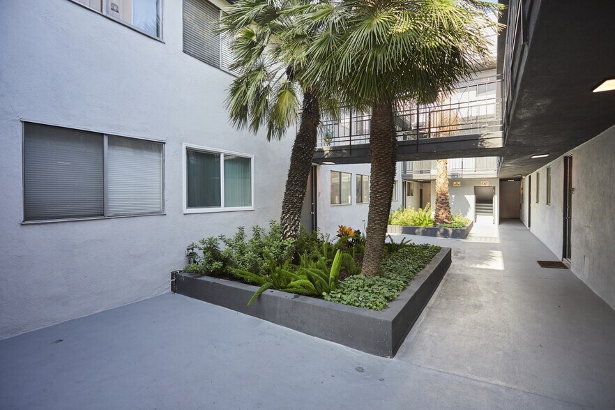 More Photos Of 5643 Carlton Way, Los Angeles Apartments For Sale