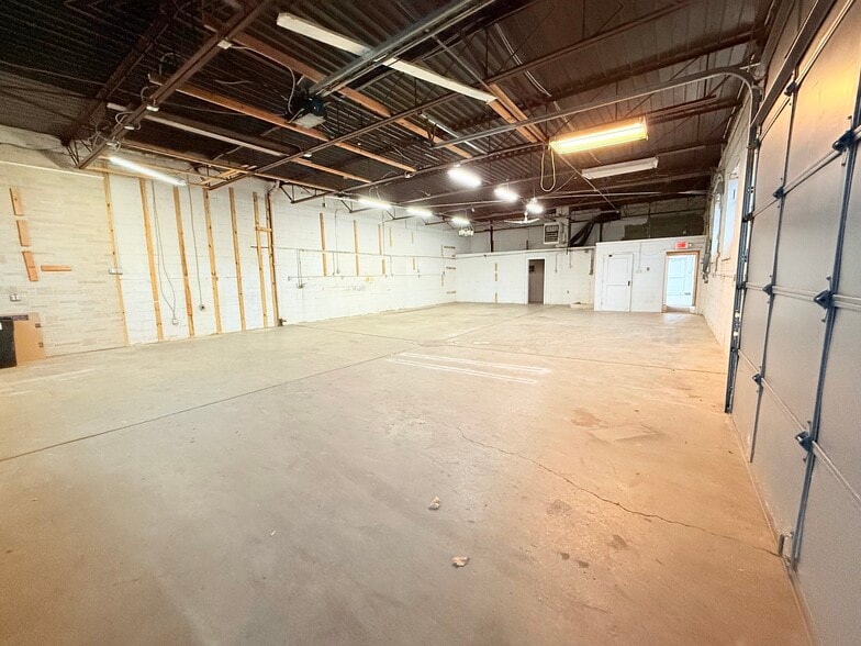 More Photos Of 7120 Chase Rd, Dearborn Flex For Lease