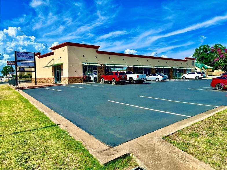 Primary Photo Of 102 W Dallas St, Llano Storefront Retail Office For Sale