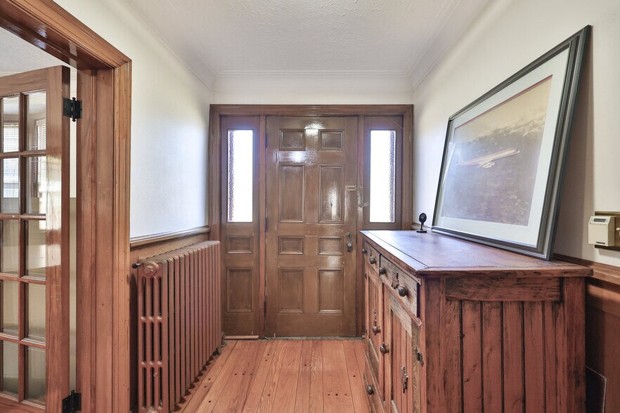 More Photos Of 160 King St E, Mississauga Office For Sale