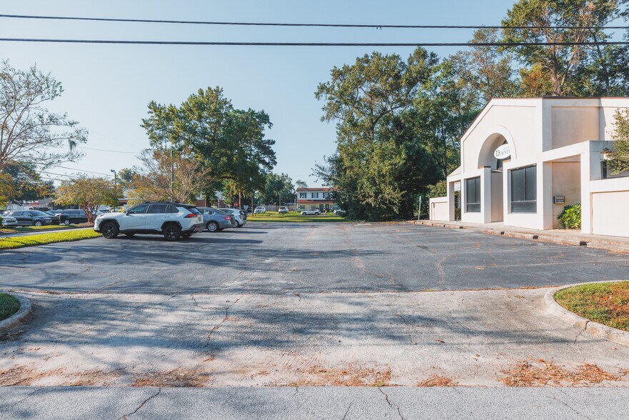 More Photos Of 815 E 68th St, Savannah Medical For Lease