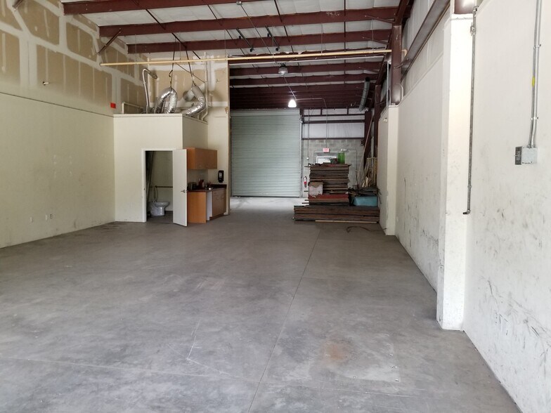 More Photos Of 5011 Luckett Rd, Fort Myers Light Distribution For Lease