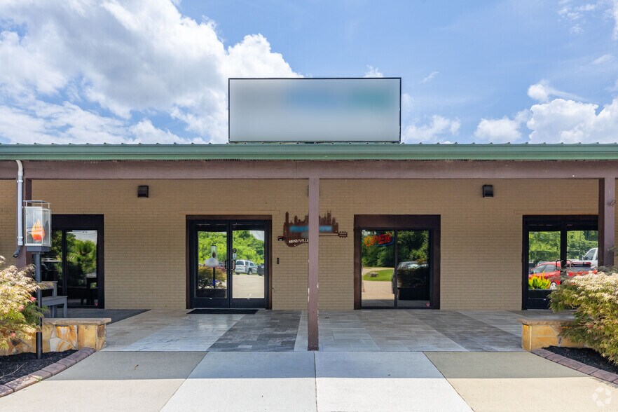 More Photos Of 2526-2530 Duplex Rd, Spring Hill Showroom For Sale