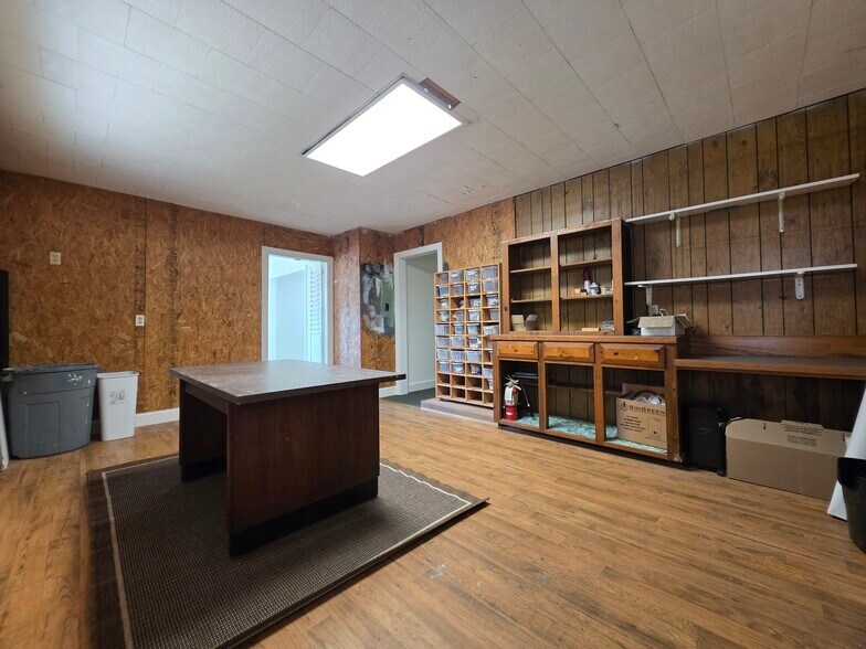 More Photos Of 2034 W 5th St, Washington Showroom For Sale