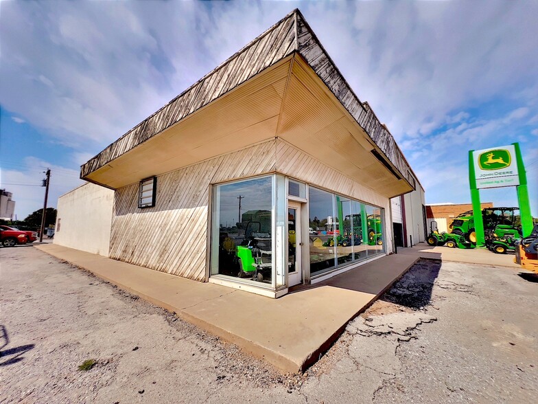 More Photos Of 401 S 10th St, Frederick Showroom For Sale