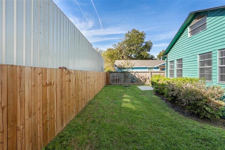 More Photos Of 1118 W 21st St, Houston Office For Sale