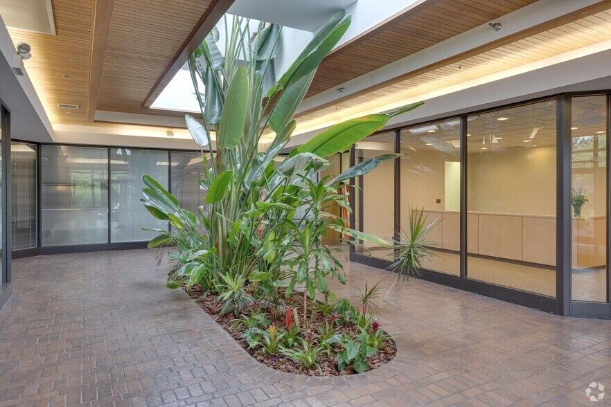 More Photos Of 3020 Woodcreek Dr, Downers Grove Unknown For Lease