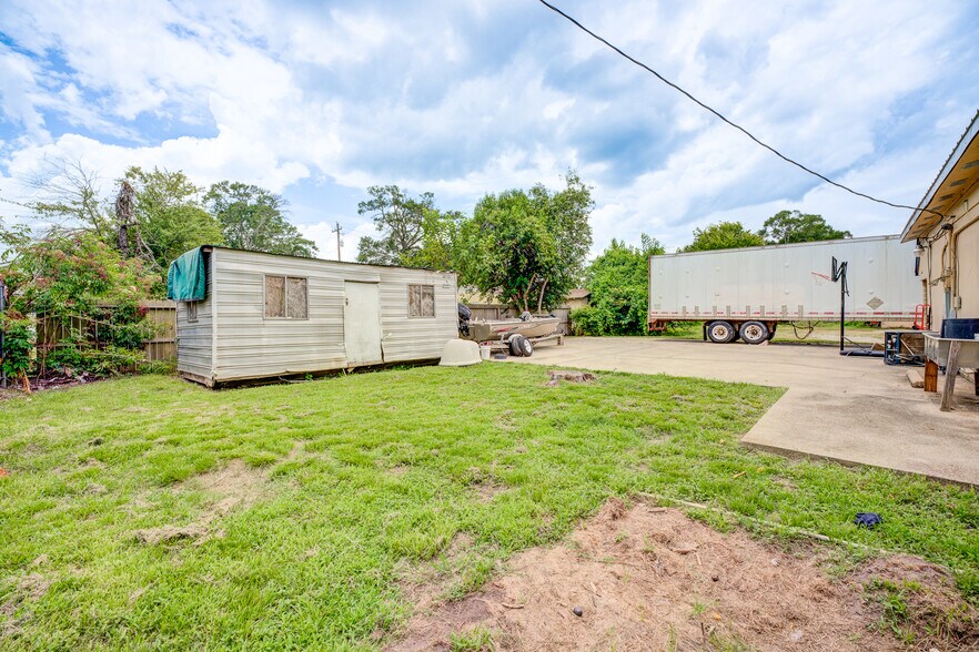 More Photos Of 811 N Travis St, Liberty Apartments For Sale