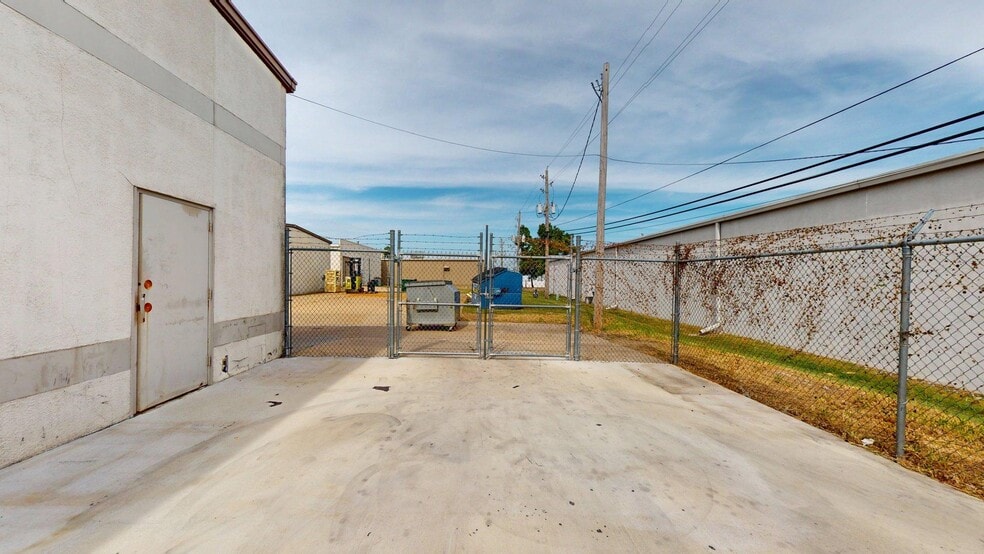 More Photos Of 2109 N Yellowood Ave, Broken Arrow Light Distribution For Lease