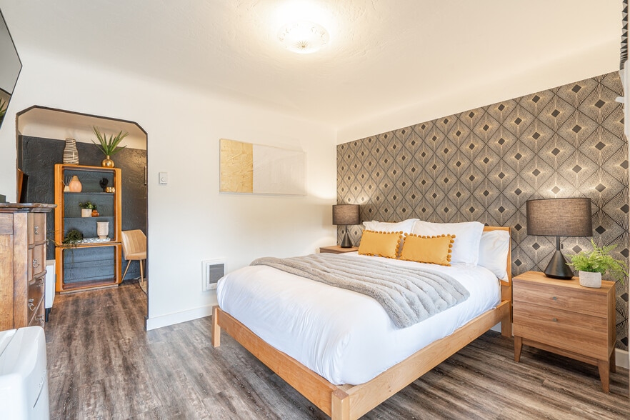 More Photos Of 1175 2nd St SE, Bandon Hotel For Sale
